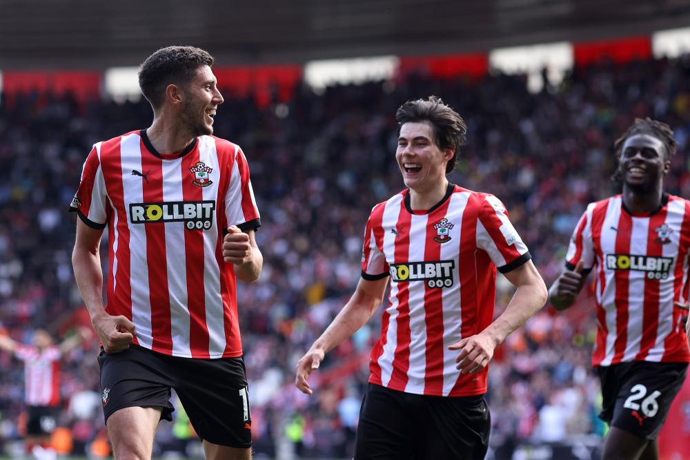 每体：阿根廷队在西班牙集训，球迷热情高涨只为一睹梅西风采